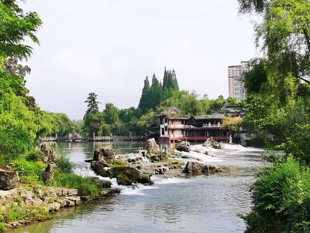 江油李白紀念館 地址: 李白紀念館位於四川省江油市北郊昌明河畔,到了江油市區可乘坐公共交通工具或的士前往。