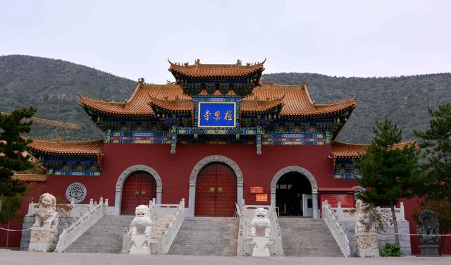 極樂寺位於廣靈城西約22公里，車程大約半小時。