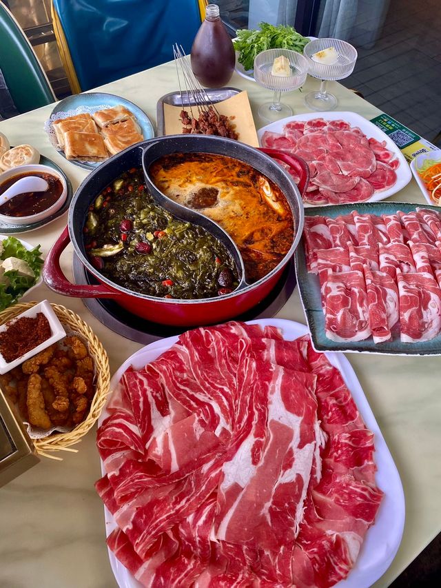 西安這家火鍋店，俯瞰鼓樓鐘樓位置可真好！！。