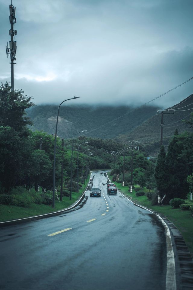 不在新疆蘇州人有自己的「阿勒泰」||雨後通往大陽山的路上， 只見山間霧氣繚繞， 彷彿一幅流動的水。
