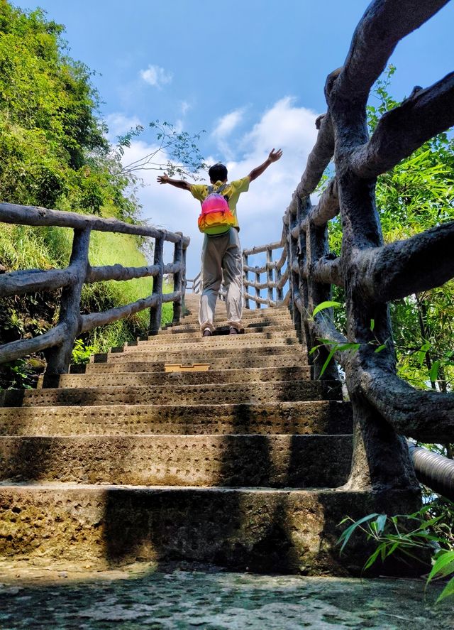 贛州南武當山岩壁縫隙之美與風鈴意境。