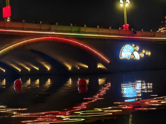 泰州行1：乘船夜遊鳳城河。