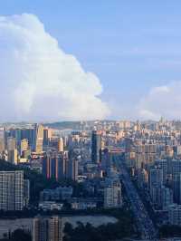 一座建在山上的公園，山頂可俯瞰到珠澳美景