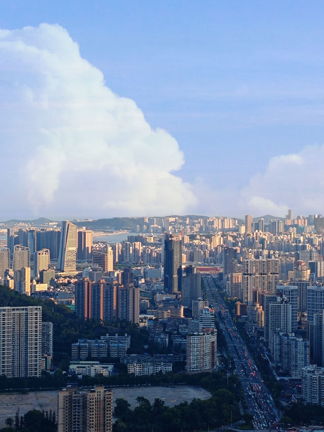 一座建在山上的公園，山頂可俯瞰到珠澳美景