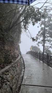 白岩山上白岩寺，立春時節春雨盛