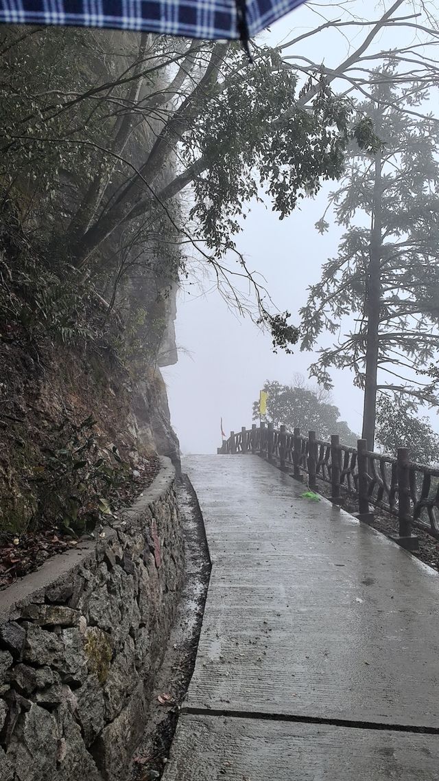 白岩山上白岩寺，立春時節春雨盛