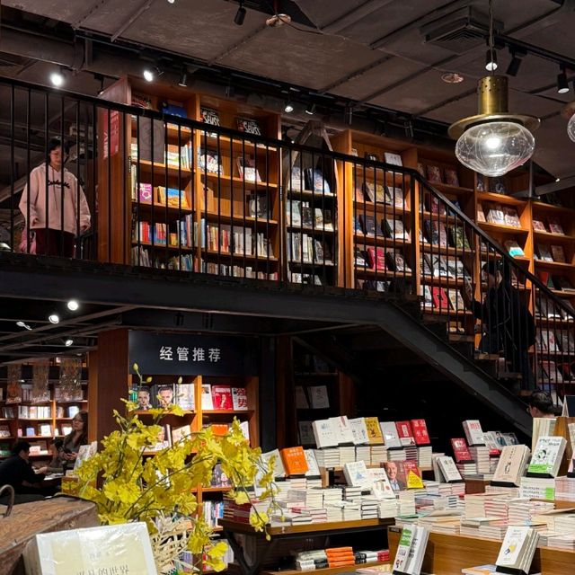 珠海閱潮書店 | 書香漫捲，老少皆宜✨