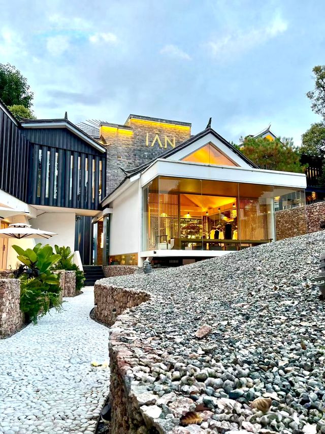 入住麗江，飽覽日照金山、銀河星辰雲海雲瀑的酒店