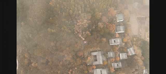 墨痕深處覓徽州  

踩著晨霧未散嘅青石板，我跌入咗徽州嘅水墨長卷裡。呢度嘅山、水、村落，都似係從硯台