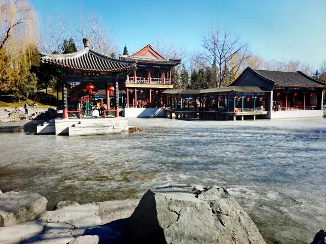 雪落大觀樓：瓊樓玉宇映寒潭