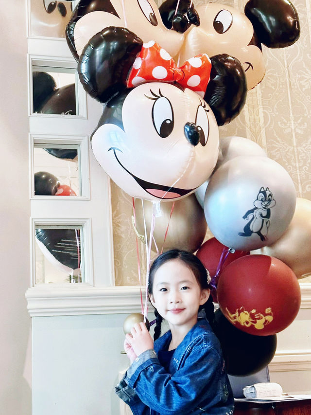 帶女兒去迪士尼吧！🏰 今次來港迪，依然選擇住園區酒店～上兩次在上海住過樂園酒店同玩具總動員酒店，今次揀咗香港迪士尼探索家酒店，體驗超讚！