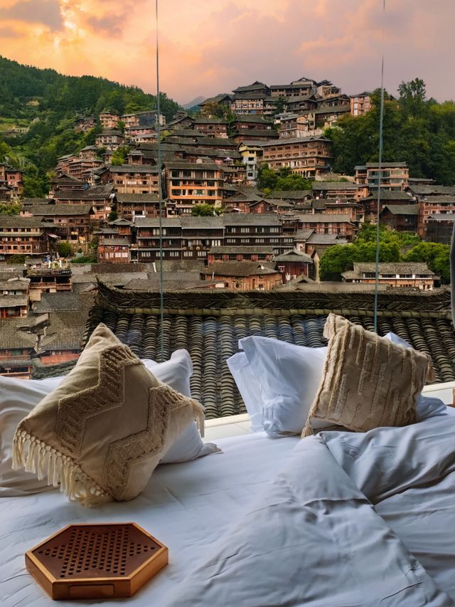 苗寨住宿｜落地窗可觀景臥看夕陽西下…