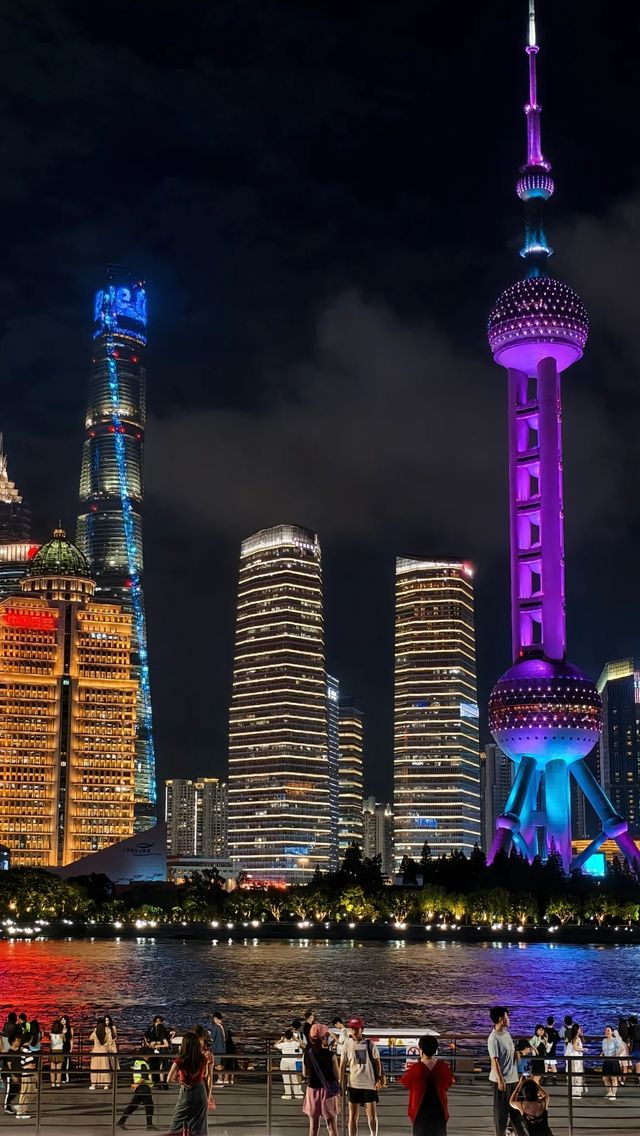 傍晚的外灘像被打翻的調色盤，天是漸層的橘粉