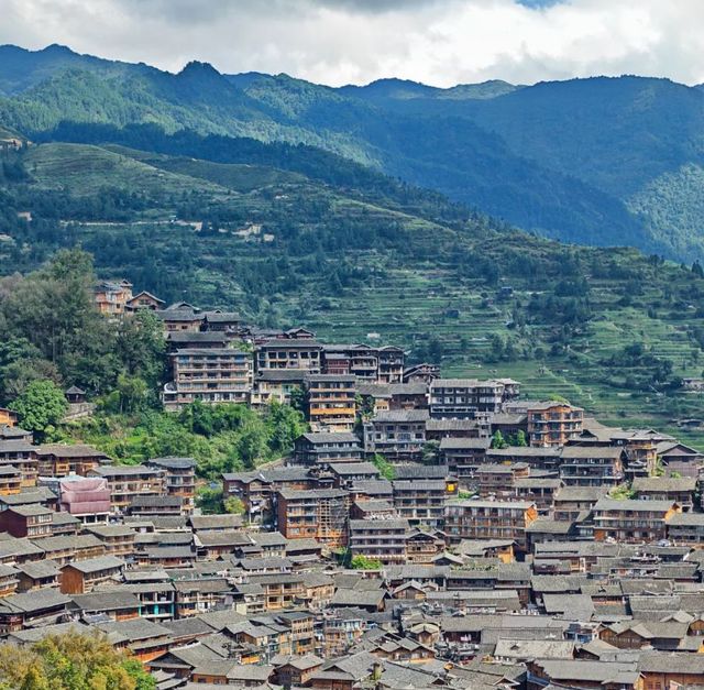西江苗寨住得真係好正！喺吊腳樓入面睇梯田，近景點。
