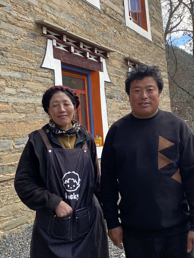 甲根垻的美，已是網絡廣為流傳的存在，而在甲根垻遇見饒崗嶺民宿夫妻更是美好的意外，濃醇香的酥油茶讓我一