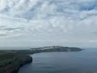 對聖托里尼印象大多來源於它藍白一面的浪漫，但其實粗獷美也是聖托里尼鮮少宣傳的一張名片！Fira為中心