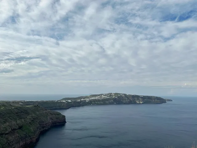 對聖托里尼印象大多來源於它藍白一面的浪漫，但其實粗獷美也是聖托里尼鮮少宣傳的一張名片！Fira為中心