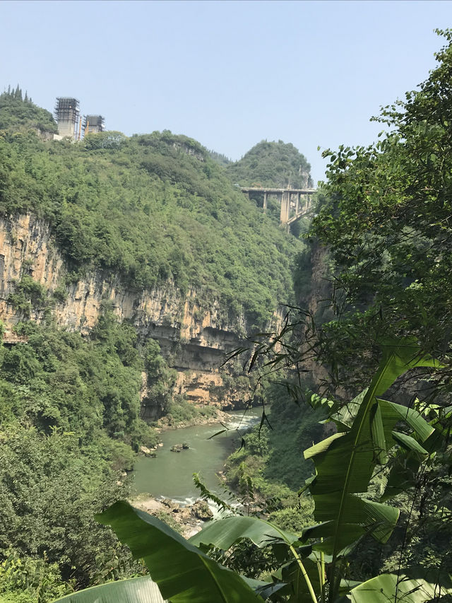 興義必打卡！穿越地球裂縫的瀑布仙境！   交通出行 地址：貴州省黔西南布依族苗族自治州興