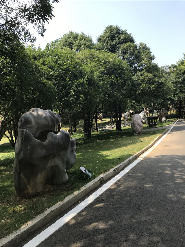 興義必打卡！穿越地球裂縫的瀑布仙境！   交通出行 地址：貴州省黔西南布依族苗族自治州興