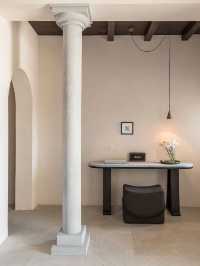 希臘聖托里尼｜打卡隱藏黑沙灘邊的絕美酒店