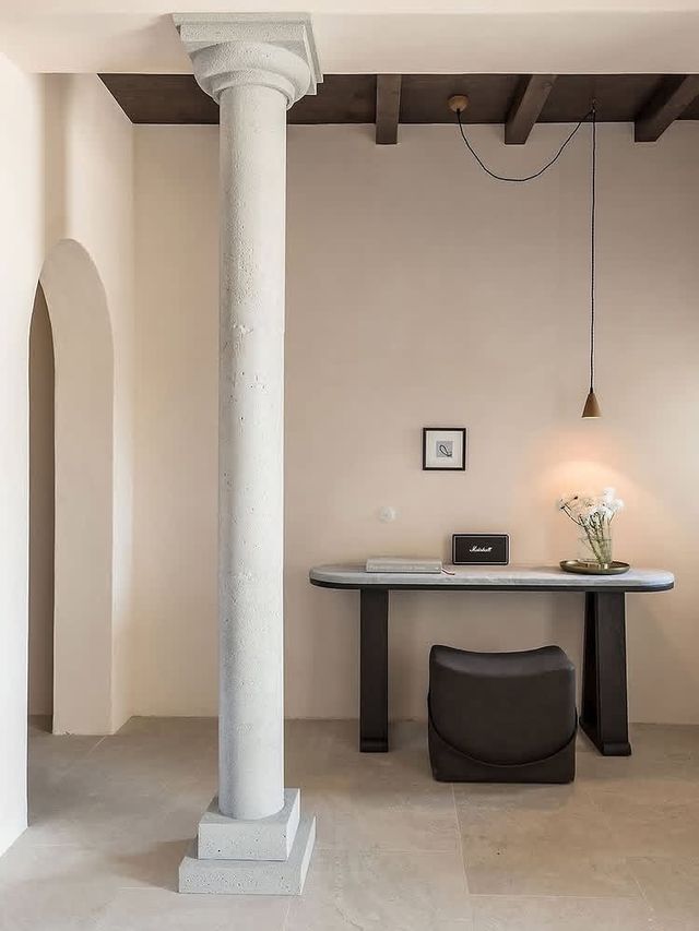 希臘聖托里尼｜打卡隱藏黑沙灘邊的絕美酒店