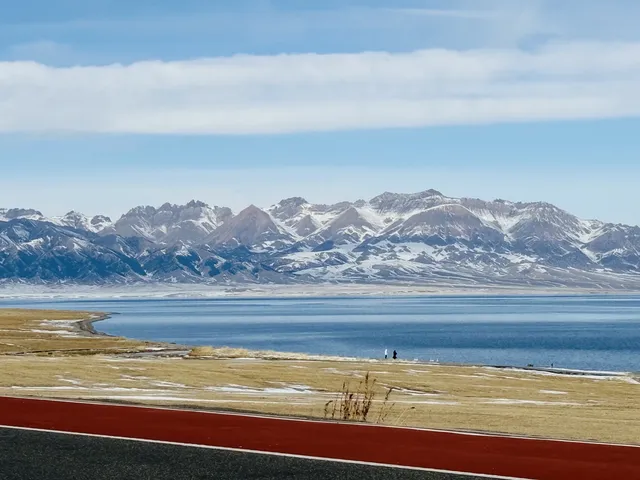 賽里木湖冬日限定粉色雪山 賽里木湖冬日限定粉色雪山