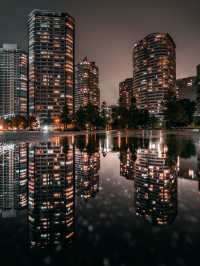 橫濱港未來21|賽博朋克夜雨迷情霓虹與雨滴的絕美交響曲