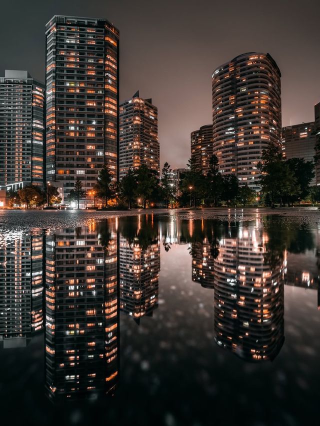 橫濱港未來21|賽博朋克夜雨迷情霓虹與雨滴的絕美交響曲 橫濱港未來21|賽博朋克夜雨迷情霓虹與雨滴的絕美交響曲