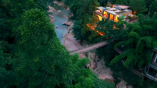 The private hot spring homestay at Qingcheng Mountain is legendary! Lie in bed, watch the mountains, and listen to the stream