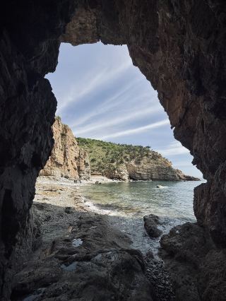 Because of a textbook, I visited a coastal city.
Dalian in the off-season is simply an ideal place on earth.
With blue seas and skies, the colors of summer spread out here.
Compared to popular coastal cities like Qingdao, Weihai, and Xiamen,
Dalian has really been low-key for too long!!!
✅ [Transportation]
🚄 Train: Dalian Station
✈️ Flight: Dalian Zhoushuizi International Airport
🚃 Tram: You must ride the vintage tram 201 when you come to Dalian.
✅ [3-day, 2-night travel guide]
🌟 Day 1: Heishijiao Park — Xinghai Square — Xinghai Bay Cross-sea Bridge Observation Deck — Silver Beach — Fujiazhuang Park — Xiaogang — North Bridge — Fisherman's Wharf — Lingjiao Bay — Amber Bay — Xiaoliang Bay — Bangchuidao Scenic Area — Haizhiyun Park — Chenxi Beach
🌟 Day 2: Gorky Road — Dongguan Street — Dalian Art Gallery — Russian Style Street — Zhongshan Square — Qiqi Street — Nanshan Street — Wanghai Street — Gangdong 5th Street — Venice Water City — Donggang Musical Fountain Square
🌟 Day 3: Lushun Prison Site Museum — Taiyanggou — Lushun Museum — Baiyushan — Shipwreck Bay
✅ [Introduction to Dalian attractions]
🌊 Xinghai Square: Flocks of seagulls fly between the sea and the sky. If you want to feed the seagulls, you can come here.
🌊 Xinghai Bay Cross-sea Bridge Observation Deck: Navigate to the South Gate of Dalian Forest Zoo for a distant view of the bridge; it is the best spot to watch the sunset.
🌊 Silver Beach: The Dalian version of Jeju Island. There is a small path leading to the sea from the parking lot.
🌊 Zhongshan Square: Ten roads surround ten old buildings, featuring both Romanesque and Gothic styles. It is a cultural symbol of Dalian's architecture.
🌊 Gangdong 5th Street: A very popular spot for photos of giant ships, where the street ends at the sea.
🍱 [Dalian food]
🍤 Xichuan Japanese Cuisine: A Japanese restaurant recommended by locals. People say Dalian's Japanese food is even better than in Japan, and it's true!!! Sea urchin rice, pan-fried foie gras, sashimi platter—I loved every dish...
🍤 Mengge Menzi: Crispy on the outside and tender on the inside, seasoned with sesame paste and garlic sauce. It's so delicious.
🍤 Fangcheng Snack Shop: Local Dalian dishes. I always order the fried flatfish and red oil pork tenderloin.
🍤 Jiaoda Night Market: Located opposite Dalian Jiaotong University, with many snacks.
🏠 [Accommodation]
Near Zhongshan Square or Xinghai Square