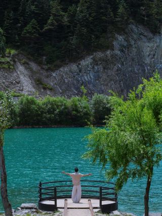 Half lake and mountain, half starry sky | Four Girls Mountain stay in western Sichuan