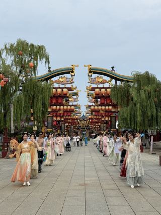 My feed is blowing up! I captured a real-life 'Along the River During the Qingming Festival' ✨