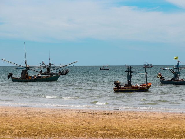 หาดเขาตะเกียบ   นั่งชมวิว เดินชิลฟังเสียงคลื่น 