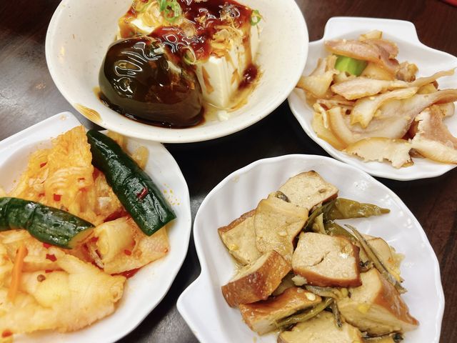 台北饒河街美食｜后庒排骨酥麵，料多味美，特製控肉飯很好吃