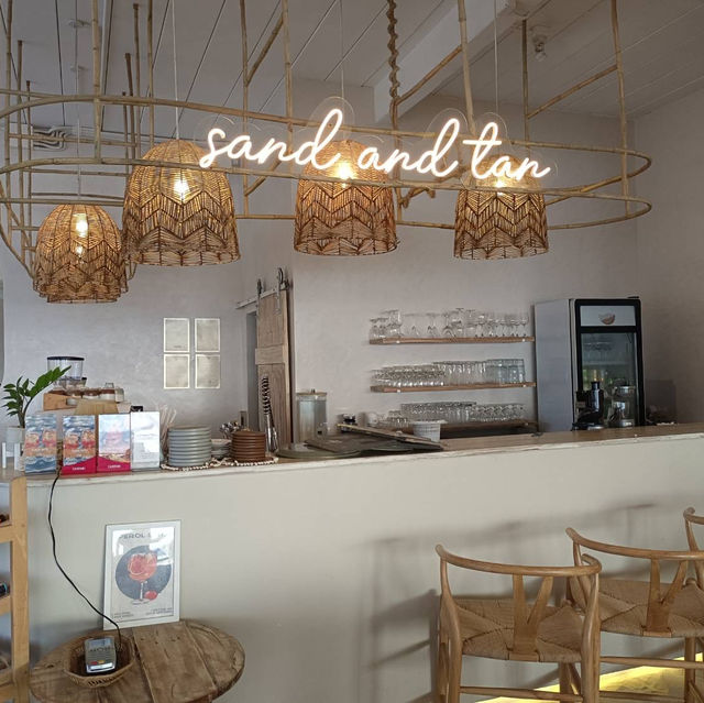 Sand and Tan นั่งชิล ชมวิวทะเล ถ่ายรูปแบบมินิมอล📍