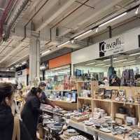 Great market with various food options 