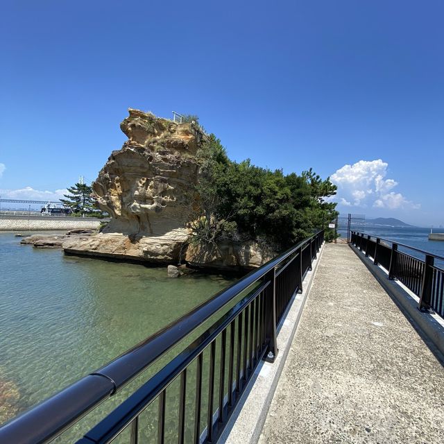 淡路島！郷土記念物絵島（えしま）岩屋にあるパワースポット！海が綺麗！明石大橋を背に絶景ポイントでもある