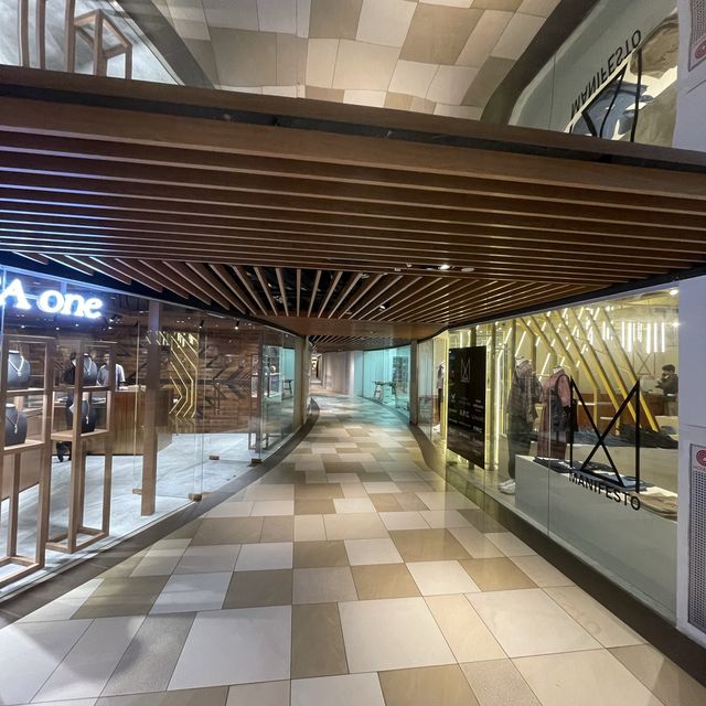 Mandarin Gallery - a more upscale shopping ma