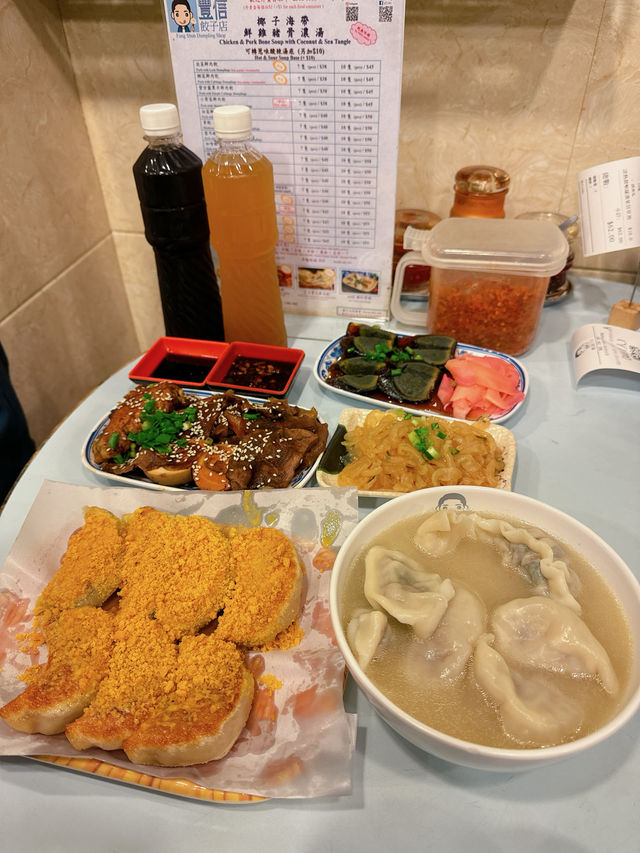 秋冬最鍾意就係食湯餃/湯麵，今晚同朋友揀左人氣大熱既「豐信餃子店」，晚市時間超受歡迎，大排長龍，大家想食鮮味十足既餃子，記得早d 黎攞位啦～