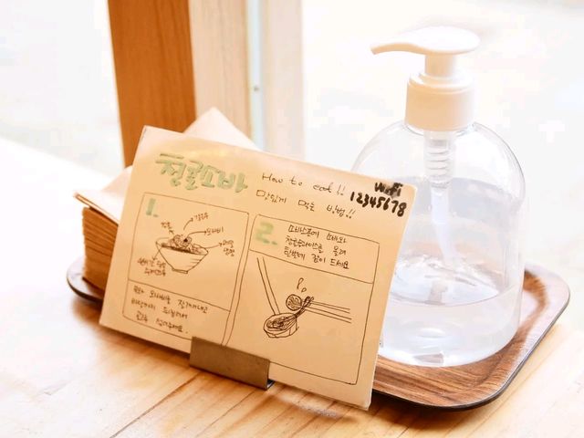 청귤의 달콤한 청량감이 더해진 청귤소바로 소문난 도토리키친
