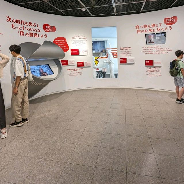 カップヌードルミュージアム、売店、展示品、安藤百福さんの色紙や私物の展示コーナー