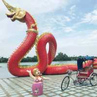 พญานาคพ่นน้ำ ริมแม่น้ำบางประกง