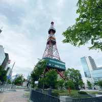 北海道「さっぽろテレビ塔」は下から眺めると迫力大