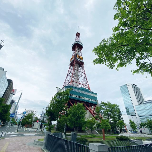 北海道「さっぽろテレビ塔」は下から眺めると迫力大