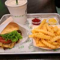 Shake Shack🍔漢堡包餡料豐富🍟厚脆薯條🥤奶昔💕太美味了✨