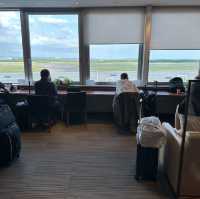 新千歳空港。目の前に滑走路が広がる空港ラウンジ『新千歳空港 スーパーラウンジ』