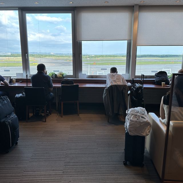 新千歳空港。目の前に滑走路が広がる空港ラウンジ『新千歳空港 スーパーラウンジ』
