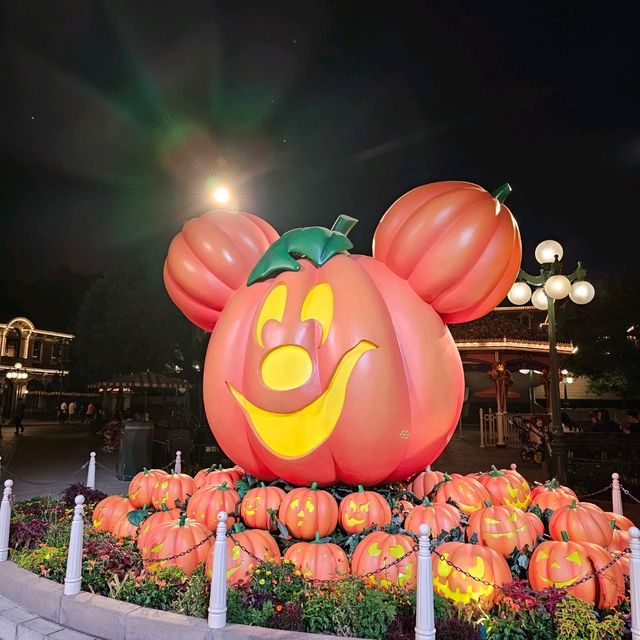 投入迪士尼的黑色世界，開心萬聖節🎃
