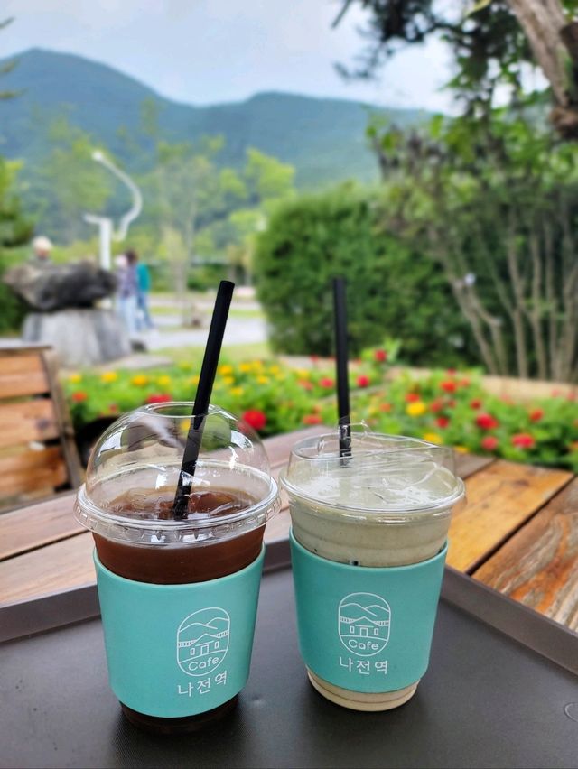 커피도 마시고 간이역의 매력에 빠져도 보고🧡