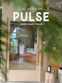 Pulse คาเฟ่ท่ามกลางต้นไม้และสายน้ำ 